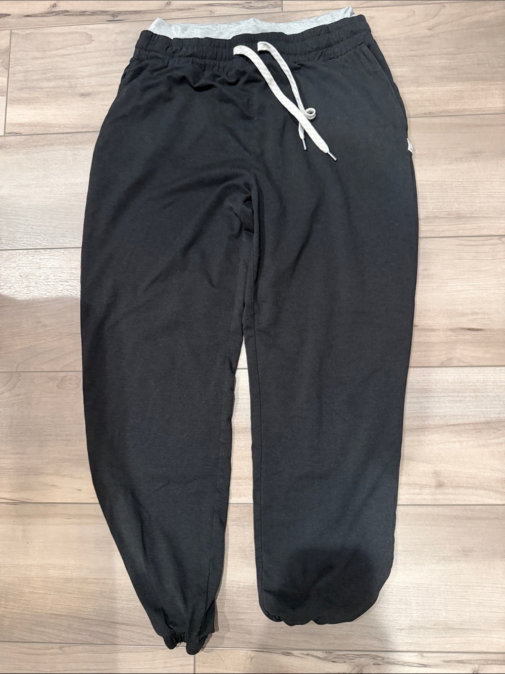Vuori Black Jogger Sweatpants with Drawstring. Medium